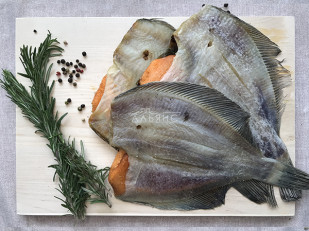 Морской коктейль (500гр): Камбала камчатская вяленая с икрой