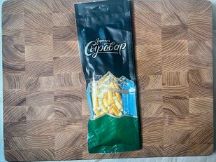 Японские снеки и крекеры: Сыр 60 гр ГОРНЫЙ СЫРОВАР (Бочонок копчёный)