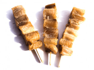 Ресторанные гренки с красной икрой: Шашлычок из сома холодного копчения